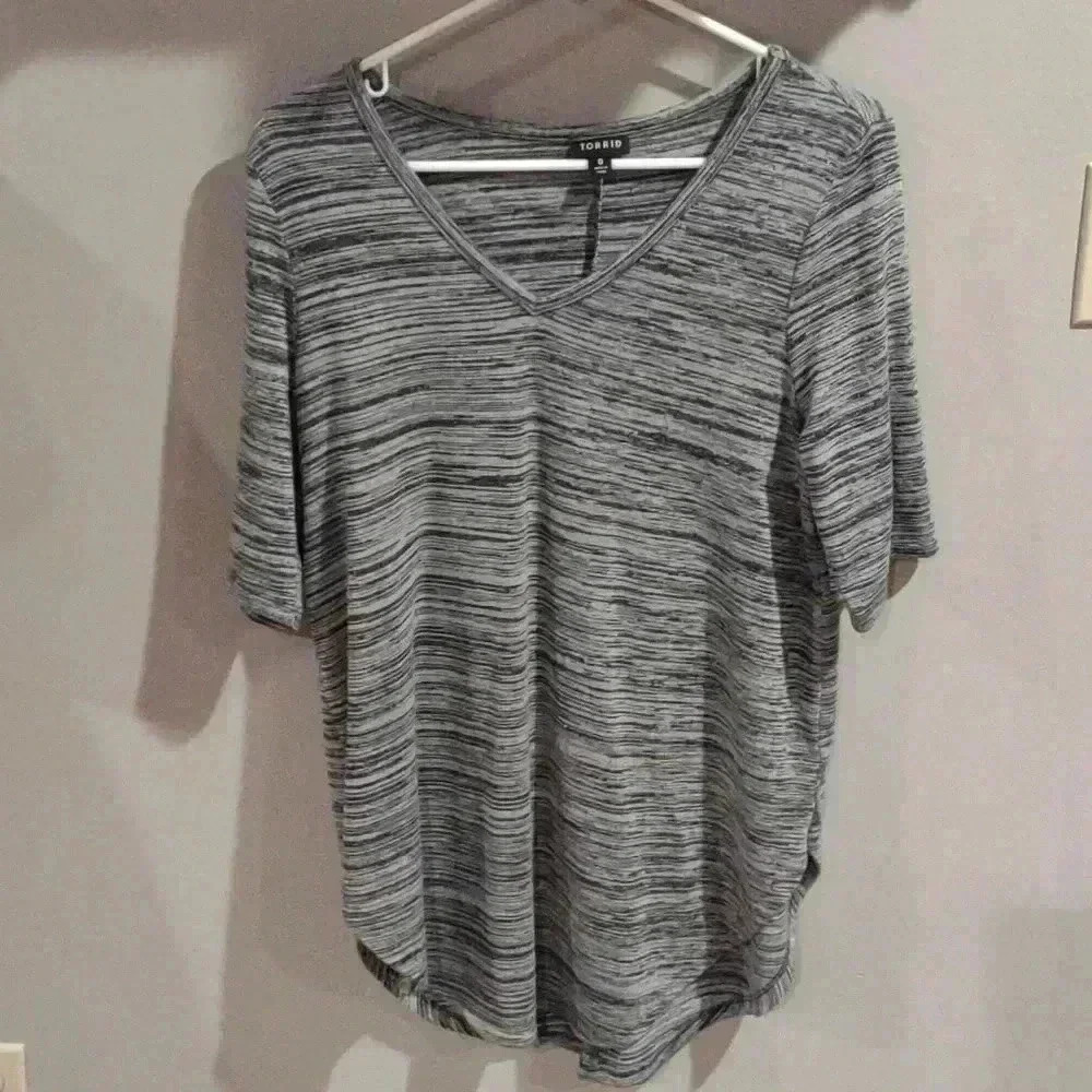 Torrid women's 0 v-neck short sleeve gray top black/gray